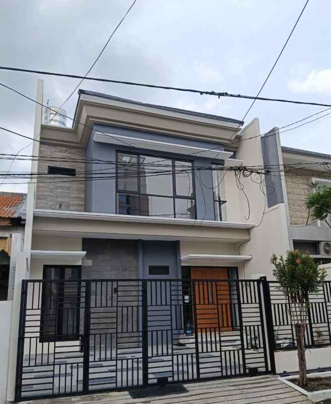 dijual rumah manyar