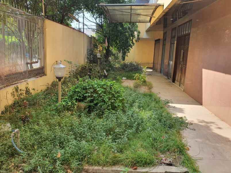 dijual rumah manyar kartika