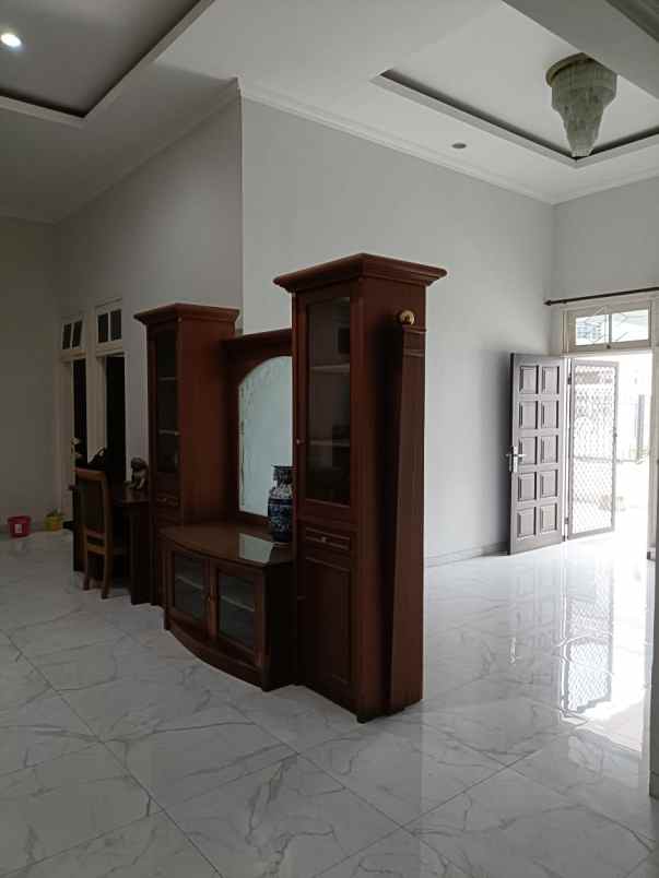 dijual rumah manyar kertoadi