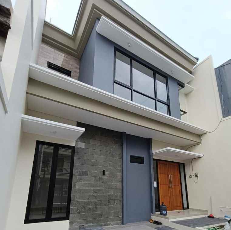 dijual rumah manyar rejo