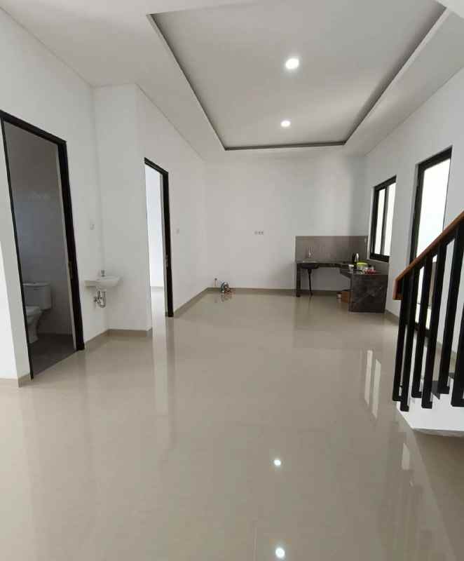 dijual rumah manyar rejo