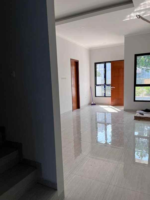 dijual rumah meruya utara