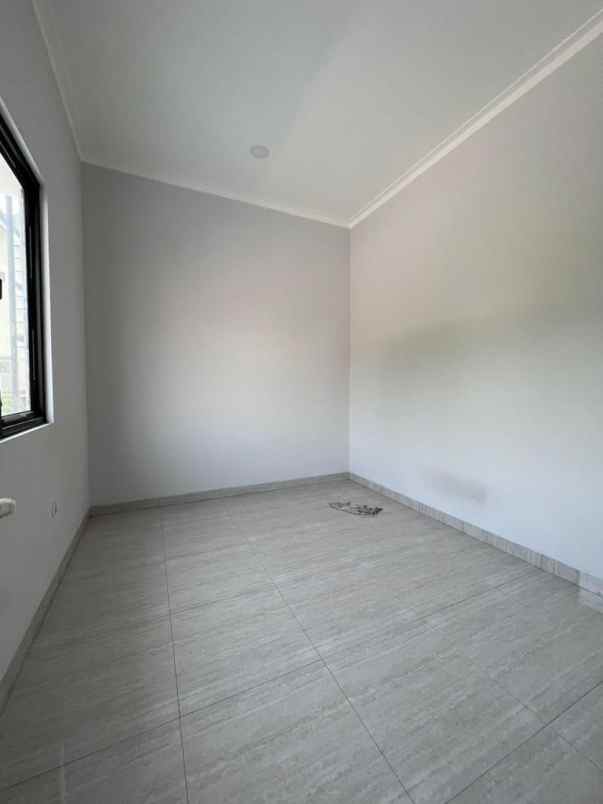 dijual rumah meruya utara