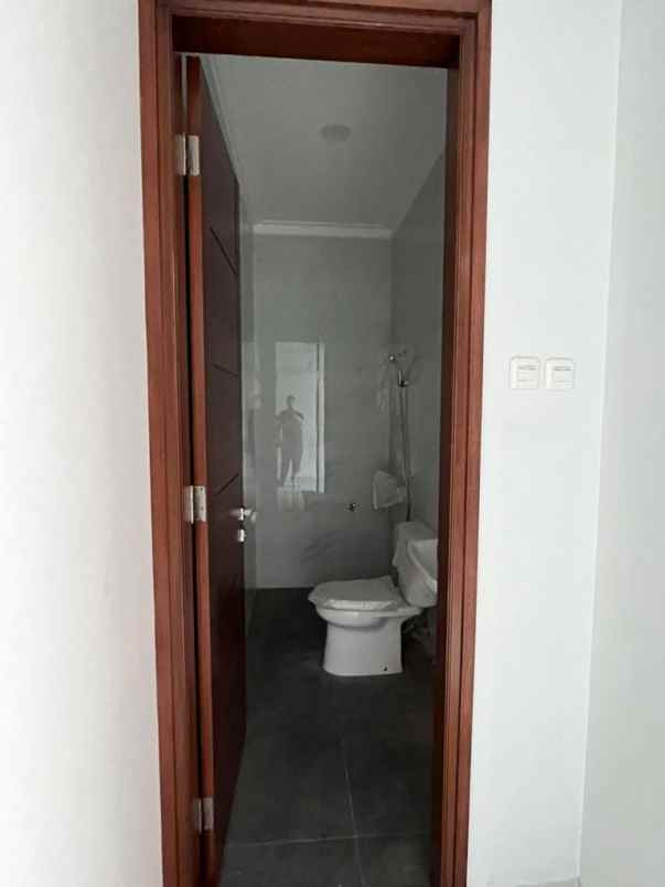 dijual rumah meruya utara