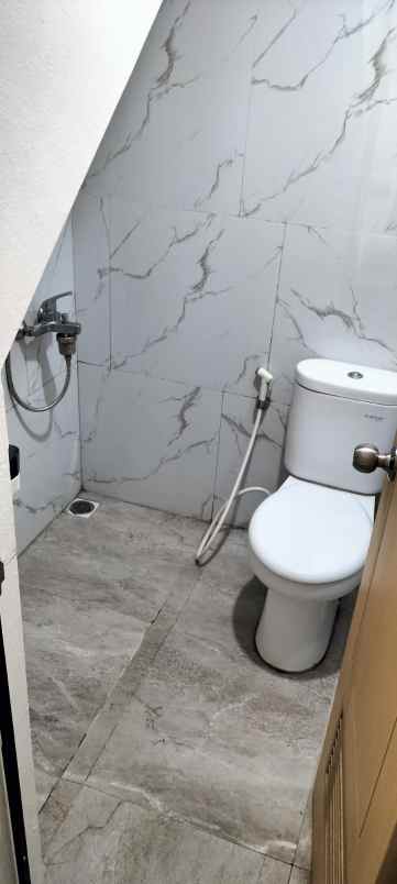 dijual rumah metland transyogi