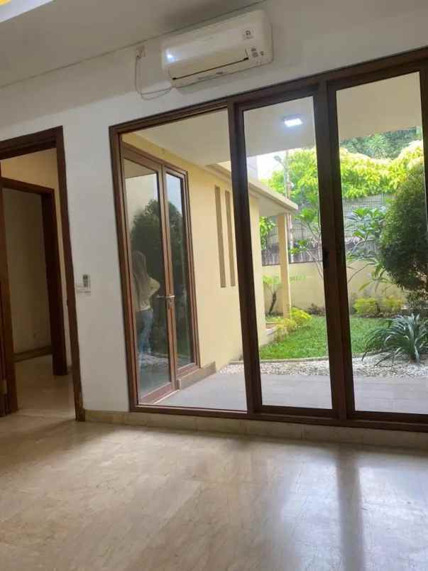 dijual rumah mewah nyaman di kemang barat