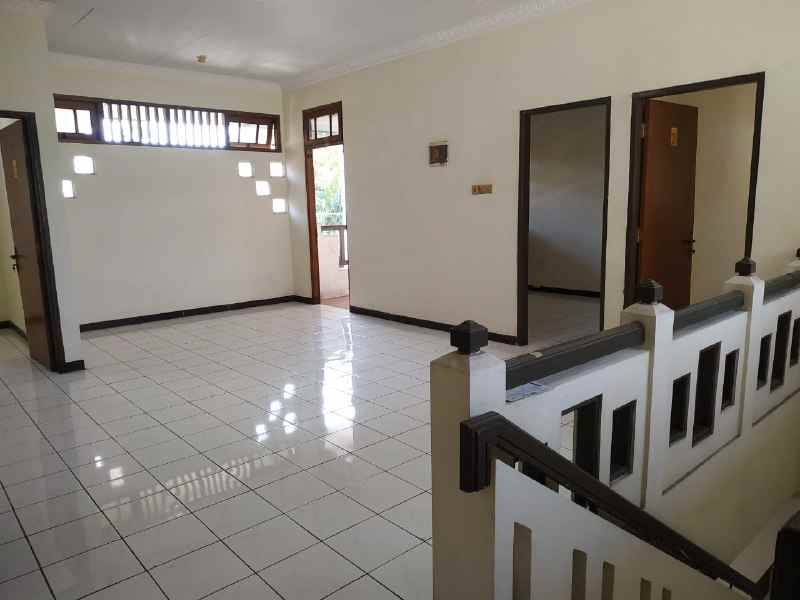 dijual rumah mulyosari utara