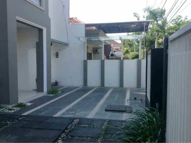 dijual rumah nginden intan barat