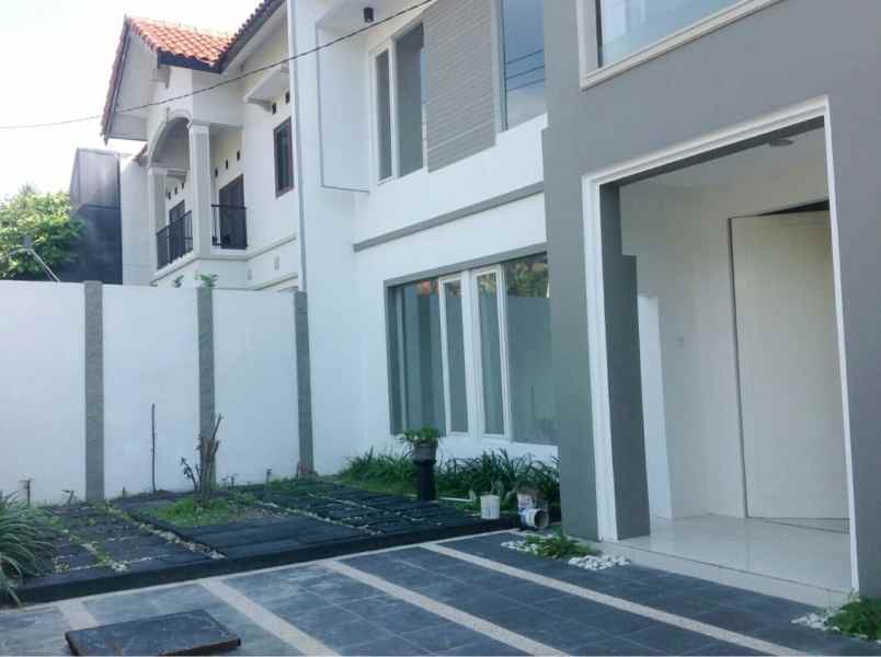 dijual rumah nginden intan barat