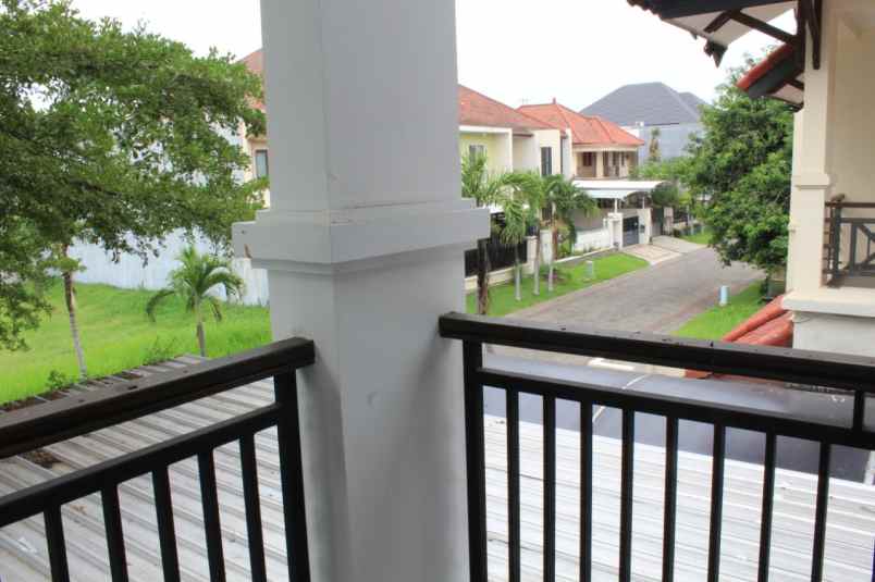 dijual rumah pakuwon city