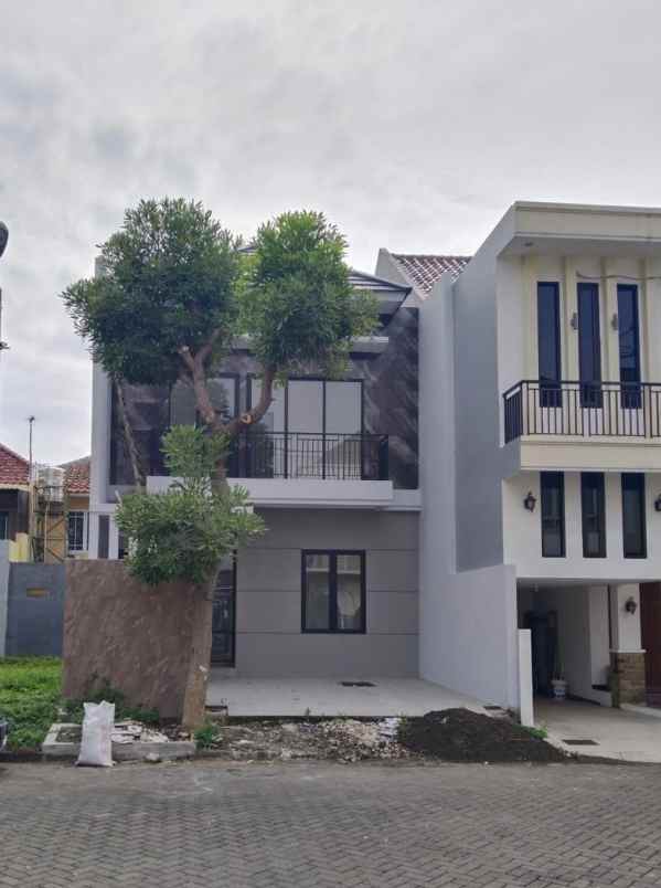 dijual rumah pakuwon city taman mutiara