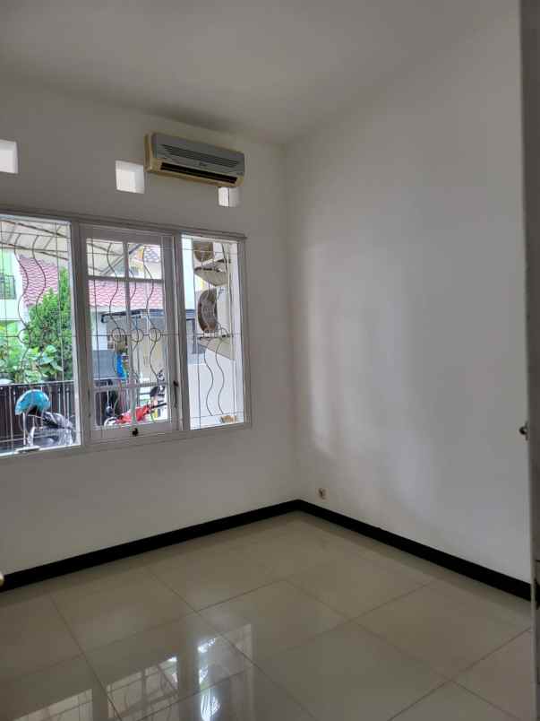 dijual rumah pakuwon city taman mutiara