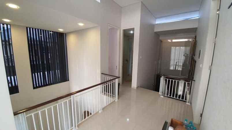 dijual rumah pakuwon indah surabaya