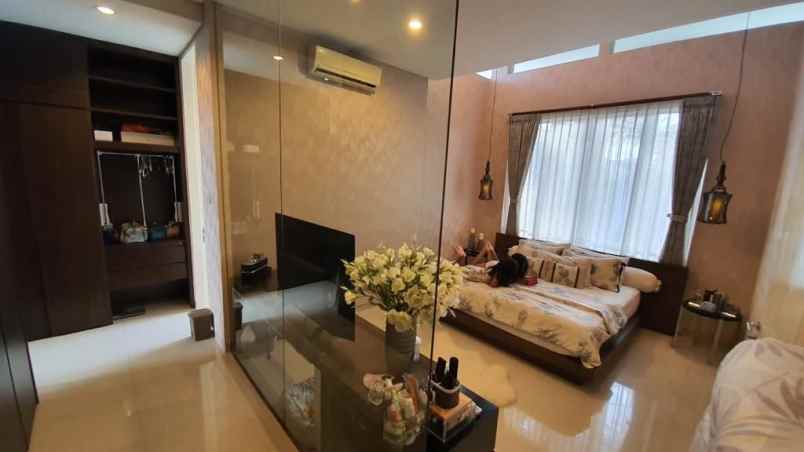 dijual rumah pakuwon indah surabaya