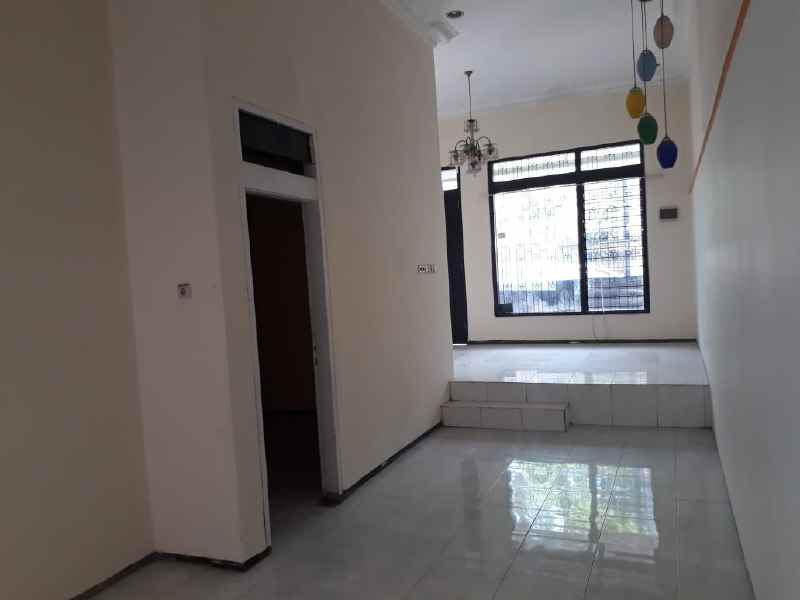 dijual rumah pucang anom