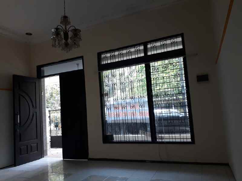 dijual rumah pucang anom