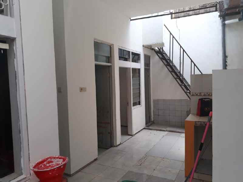 dijual rumah pucang anom