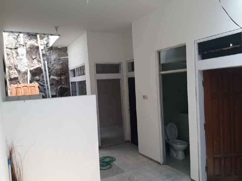 dijual rumah pucang anom