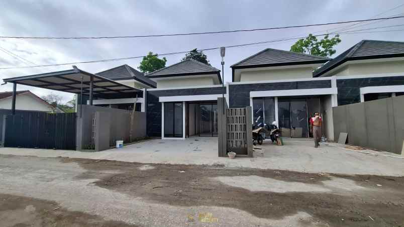 dijual rumah purwomartani kalasan