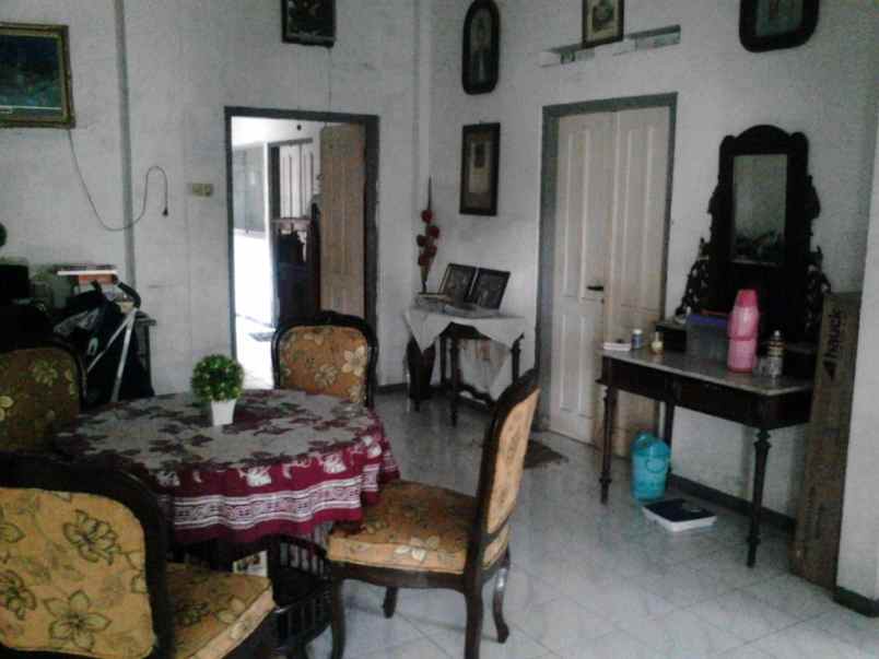 dijual rumah raya karang menjangan