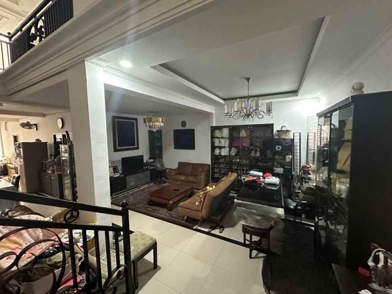 dijual rumah raya manyar