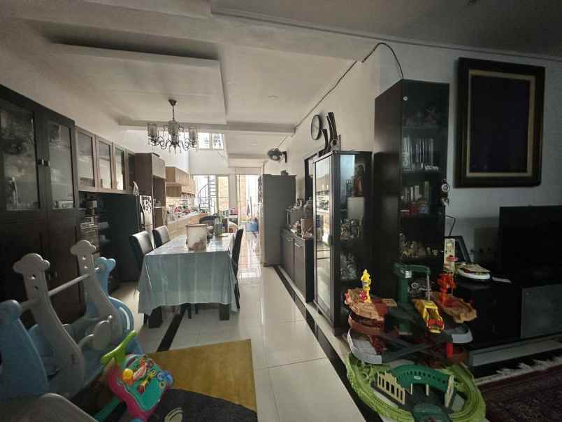 dijual rumah raya manyar