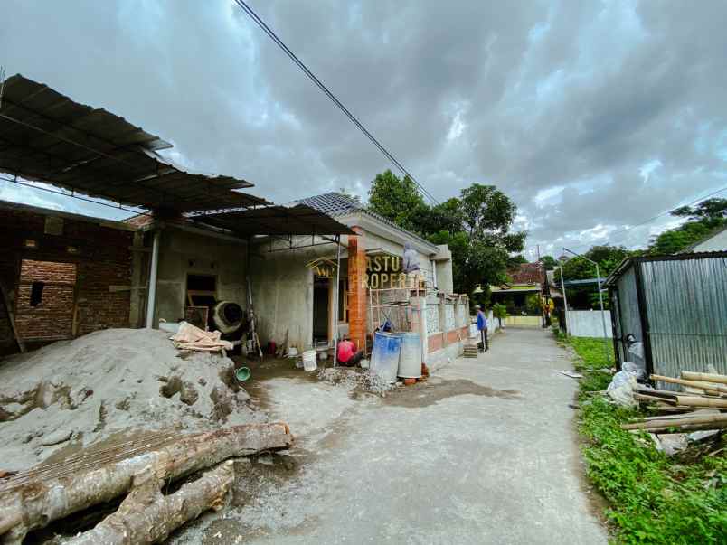 dijual rumah selomartani