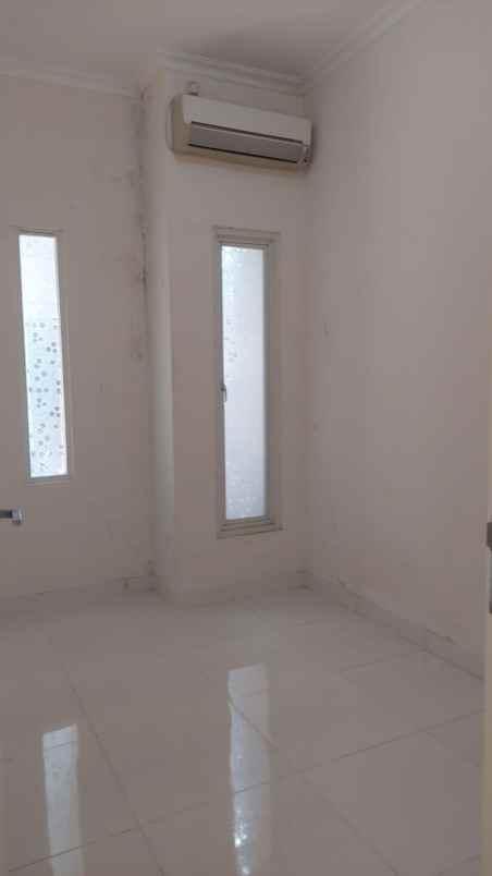 dijual rumah sukolilo regency