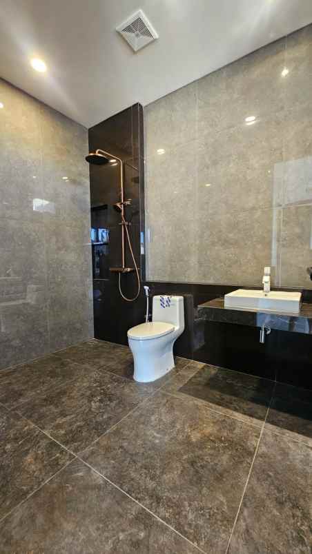 dijual rumah sutorejo
