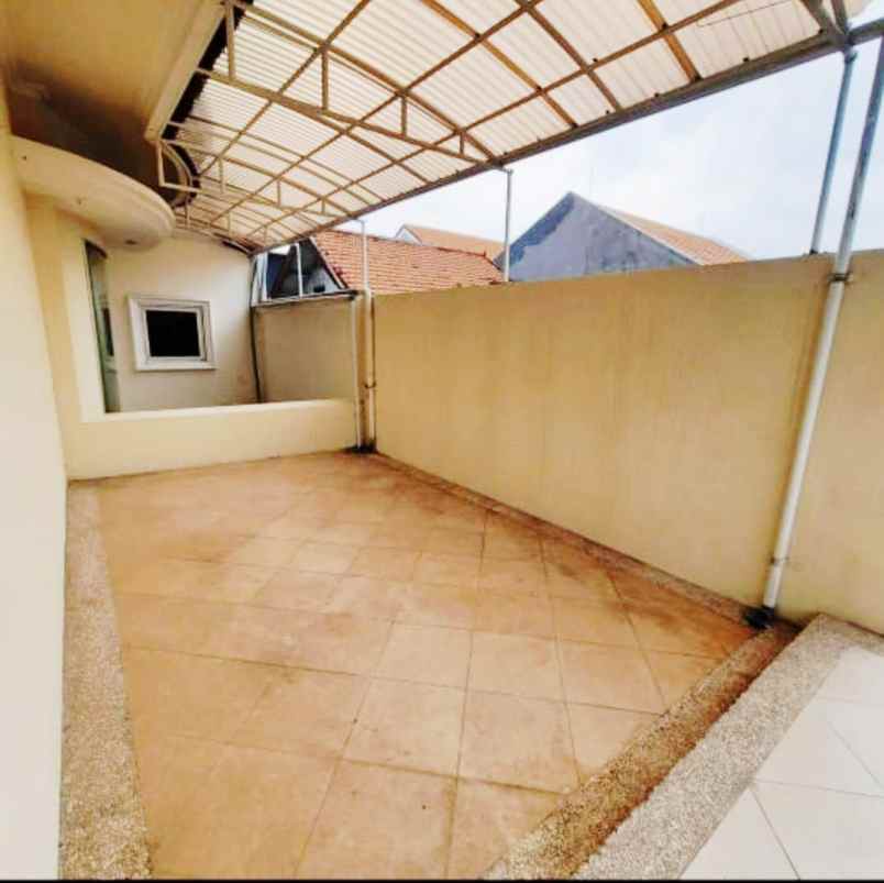 dijual rumah tenggilis utara