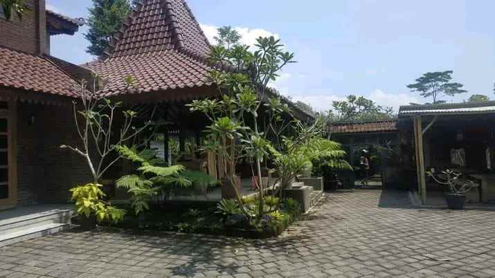 dijual rumah villa joglo cafe lokasi cemorokandang