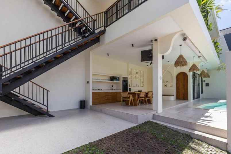 dijual villa canggu kec kuta utara kab