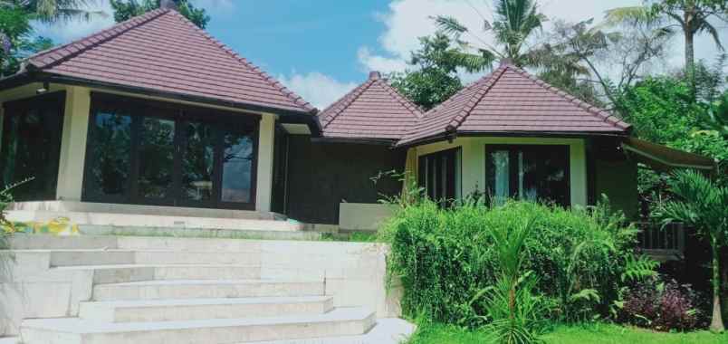 dijual villa jalan raya mangeste