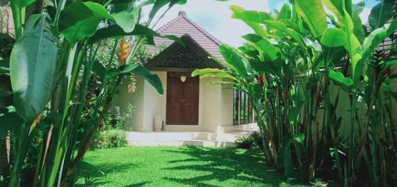 dijual villa jalan raya mangeste