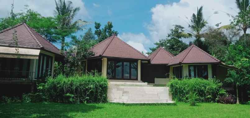 dijual villa jalan raya mangeste