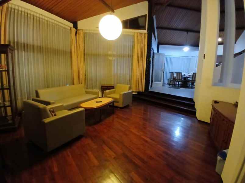 dijual villa klub bunga batu