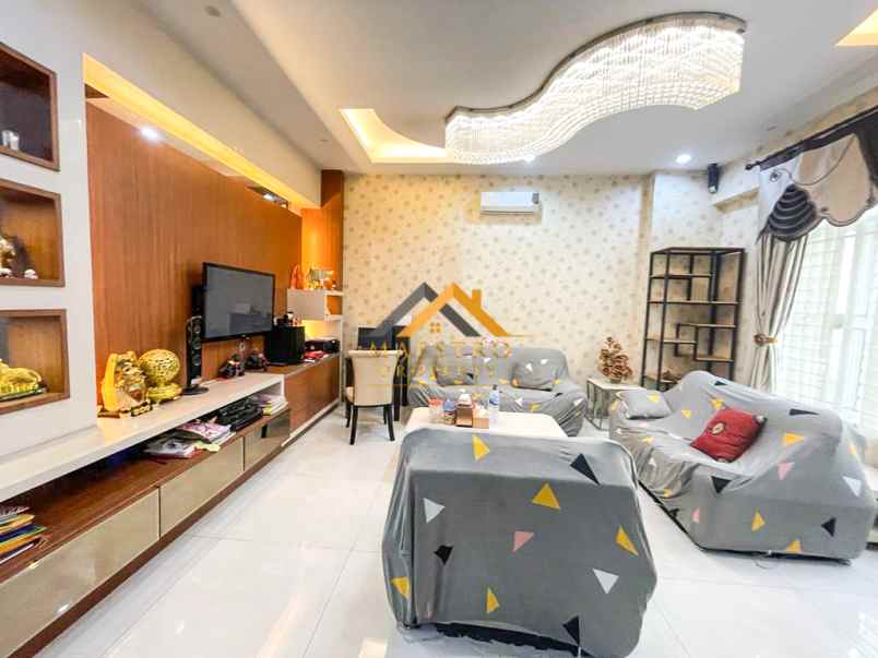 dijual villa konsep double decker jalan