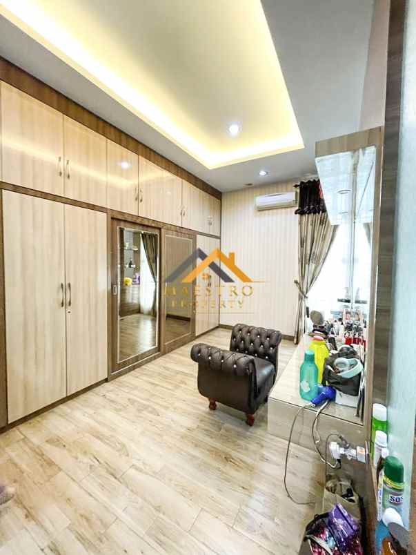 dijual villa konsep double decker jalan