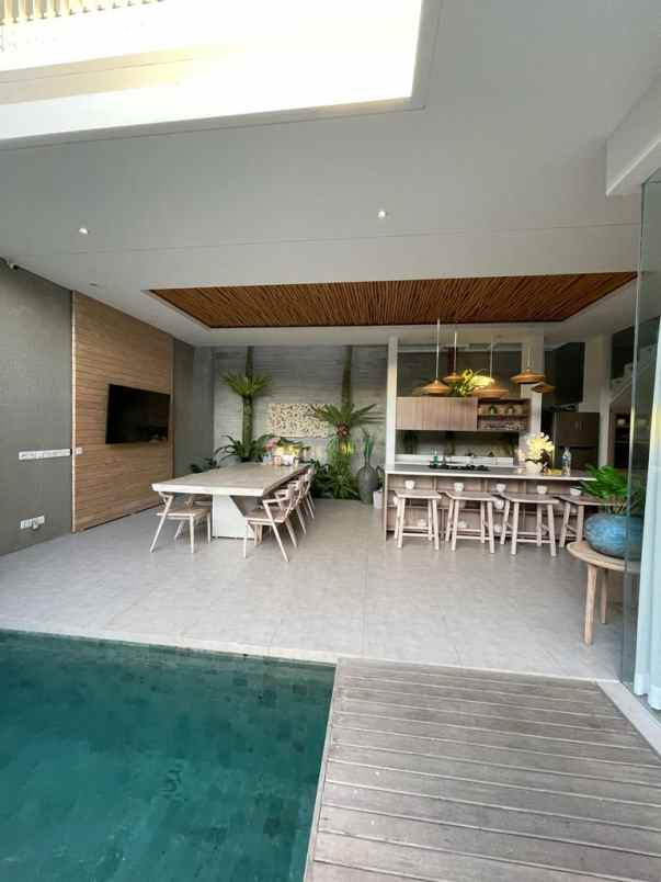 dijual villa lantai 2 lokasi petitenget seminyak