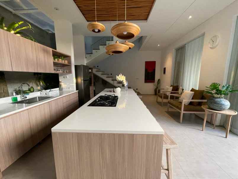 dijual villa lantai 2 lokasi petitenget seminyak