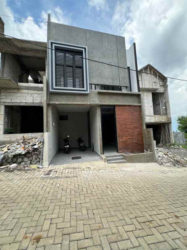 dijual villa mewah dekat hotel amarta hills batu