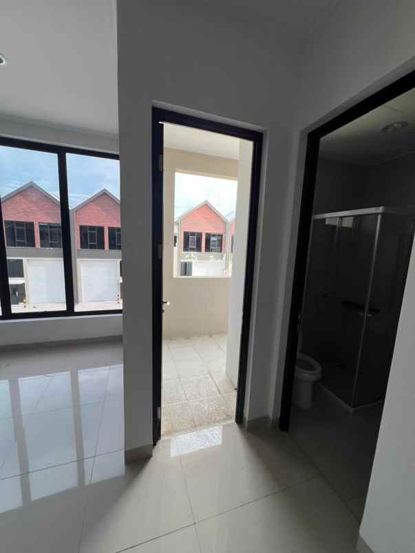 disewakan gudang multiguna 2 lantai di bizpark pik2