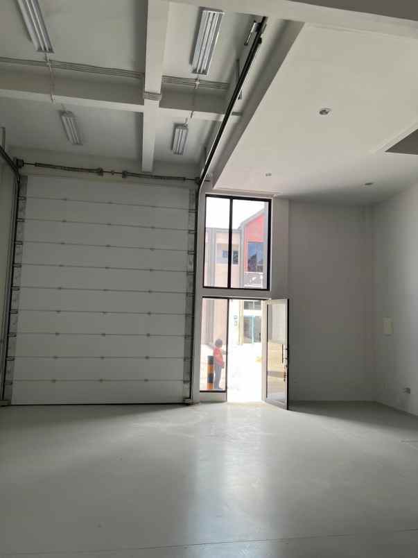 disewakan gudang multiguna 2 lantai di bizpark pik2