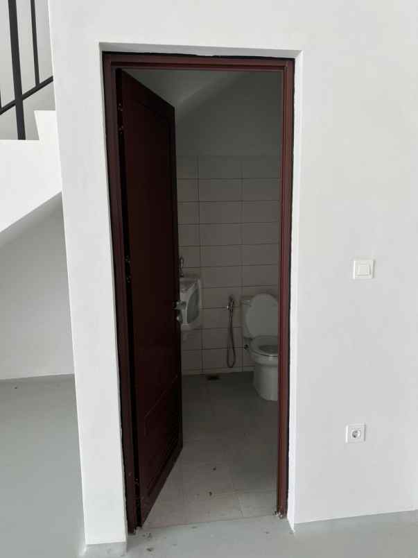 disewakan gudang multiguna 2 lantai di bizpark pik2