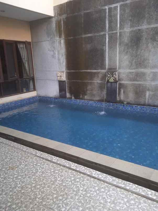jual rumah mewah dengan swimming pool