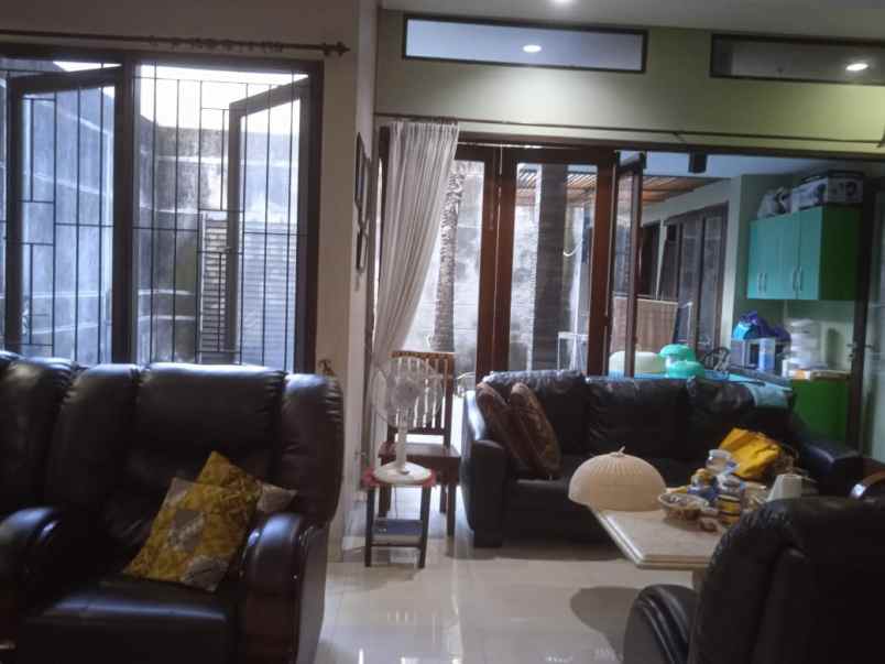 jual rumah mewah dengan swimming pool