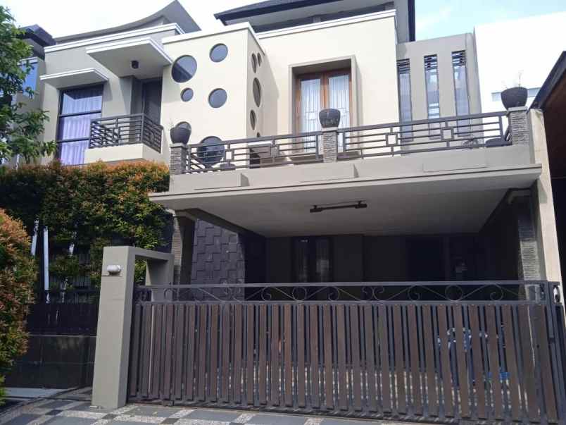 jual rumah mewah dengan swimming pool