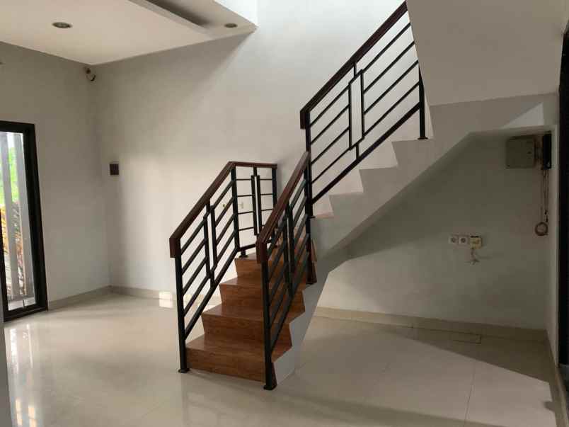 over kredit rumah 2 lantai di ciracas jakarta timur