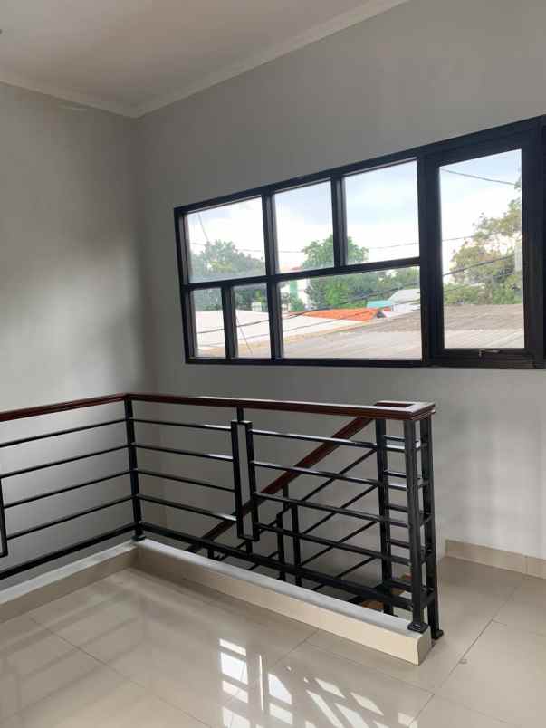 over kredit rumah 2 lantai di ciracas jakarta timur