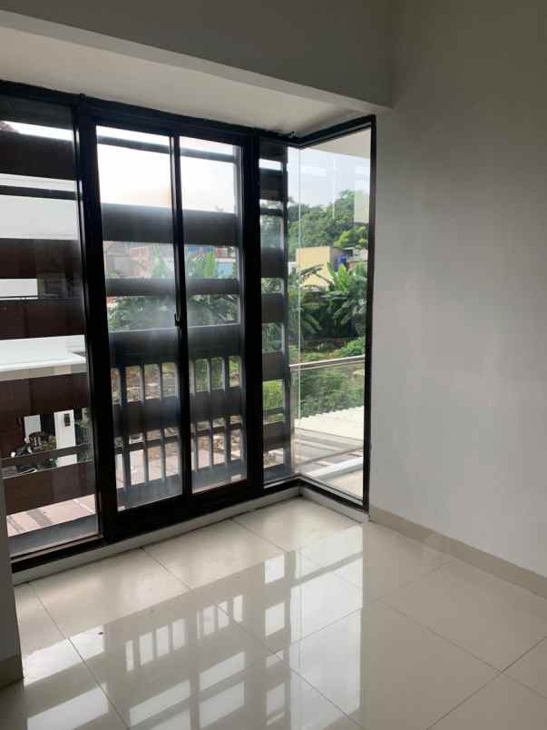 over kredit rumah 2 lantai di ciracas jakarta timur